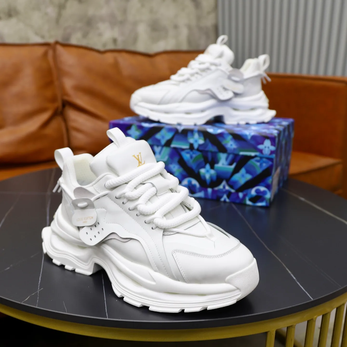 Ex-factory price: 600💰【LV】Louis Vuitton is a high-end brand of men's shoes, new model on the market, top luxury brand, the latest fashionable casual men's shoes, a trendy and versatile style, relaxed and sporty, with calfskin upper and ultra-fine workmanship. The original personalized fashionable rubber wear-resistant outsole is light and comfortable on the foot. Code number: 39-44 (45, 46 customized)
